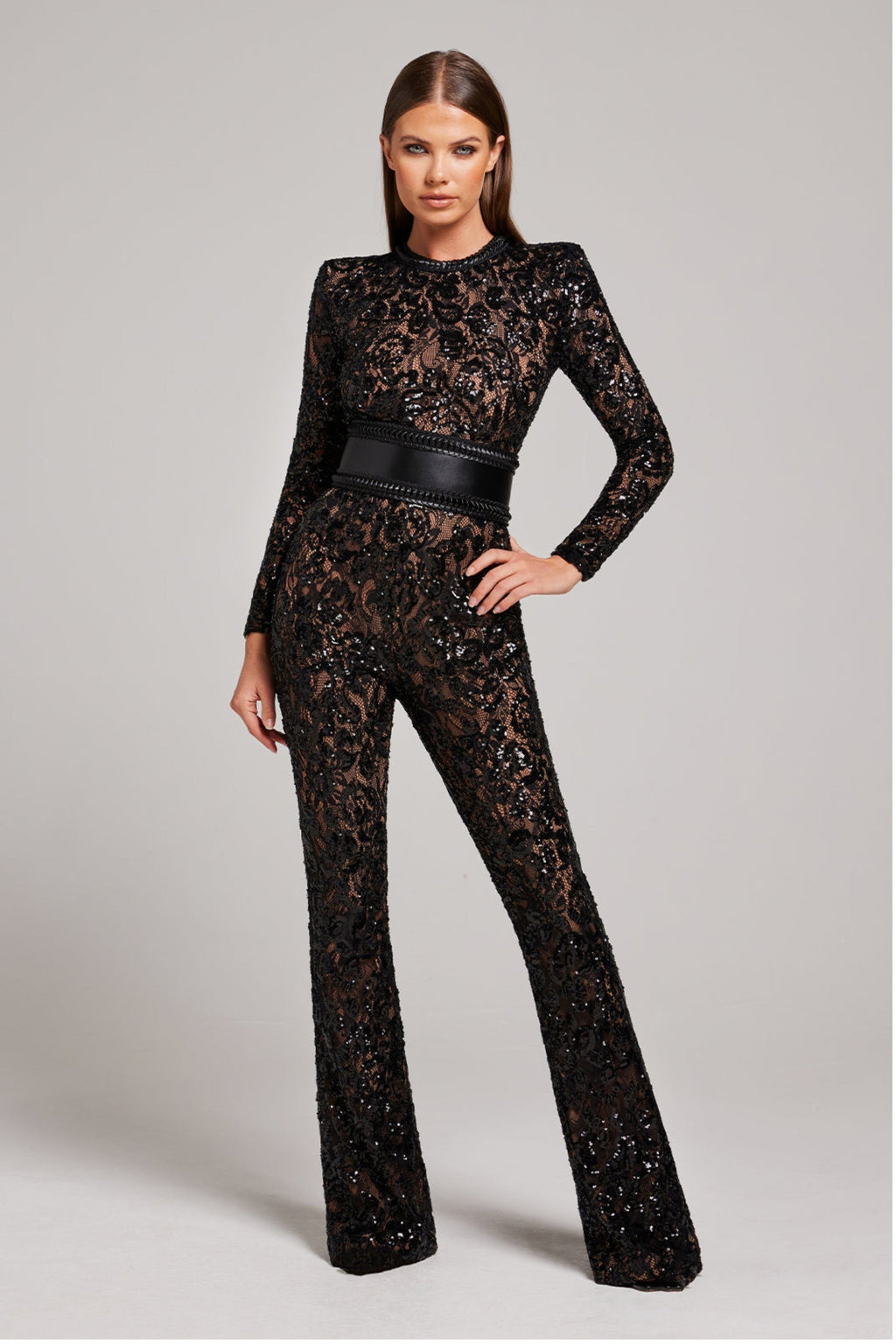 NOUVEAU RICHE Damen Jumpsuit Aus Spitze Mit Gürtel Lange Ärmel Volle Länge Tailliert Elegantes Design Für Galas Und Cocktailpartys Schwarz