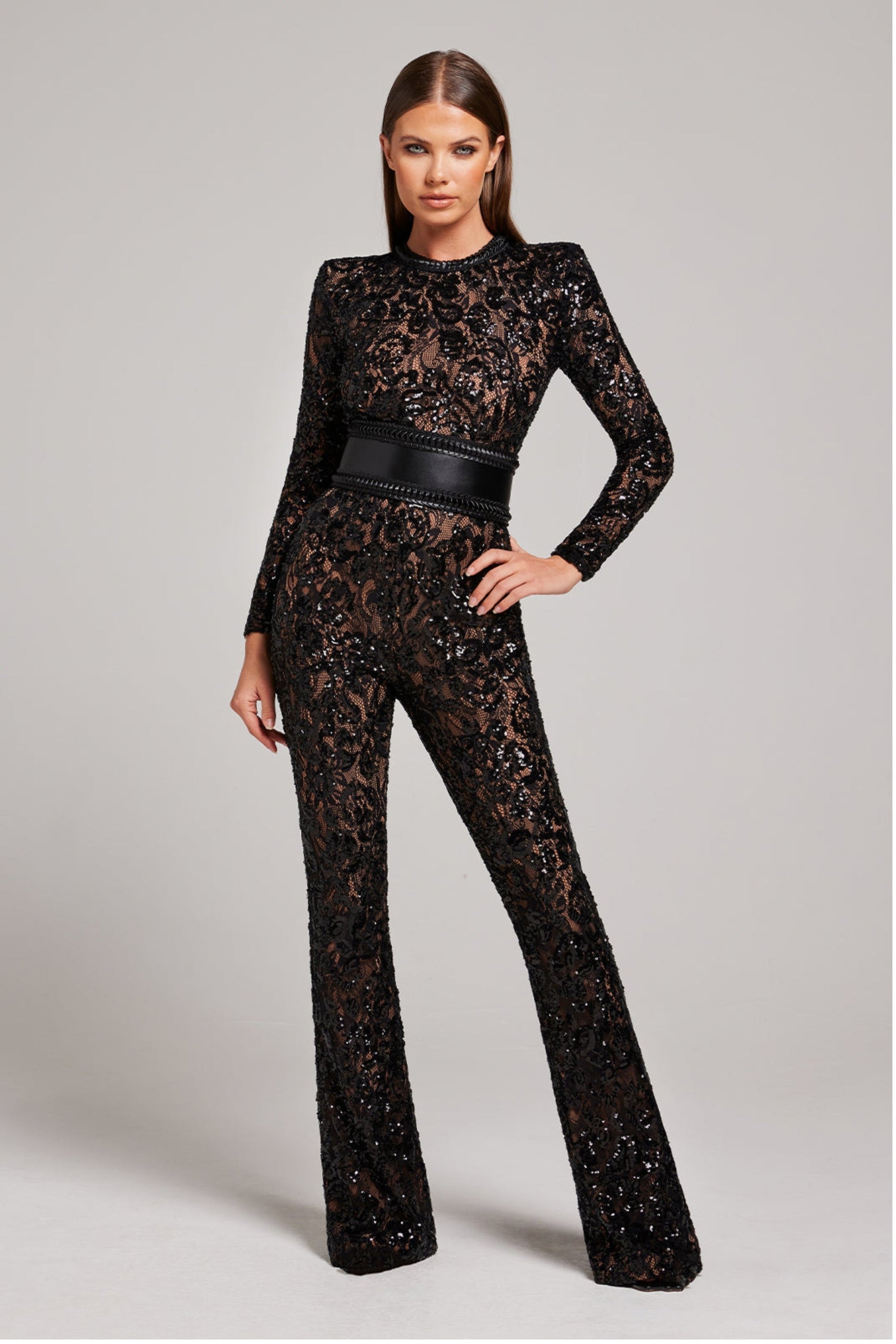NOUVEAU RICHE Damen Jumpsuit Aus Spitze Mit Gürtel Lange Ärmel Volle Länge Tailliert Elegantes Design Für Galas Und Cocktailpartys Schwarz