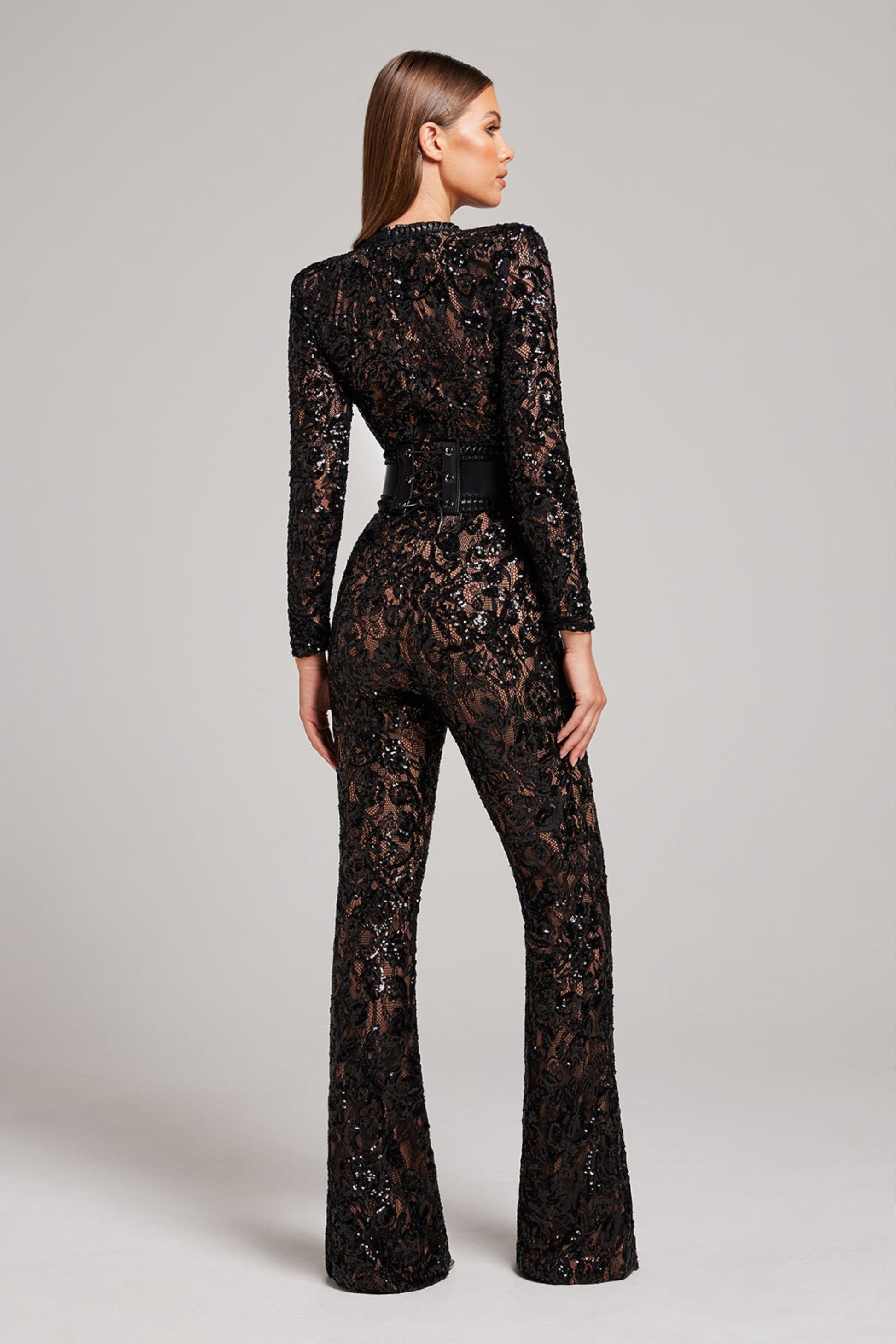 NOUVEAU RICHE Damen Jumpsuit Aus Spitze Mit Gürtel Lange Ärmel Volle Länge Tailliert Elegantes Design Für Galas Und Cocktailpartys