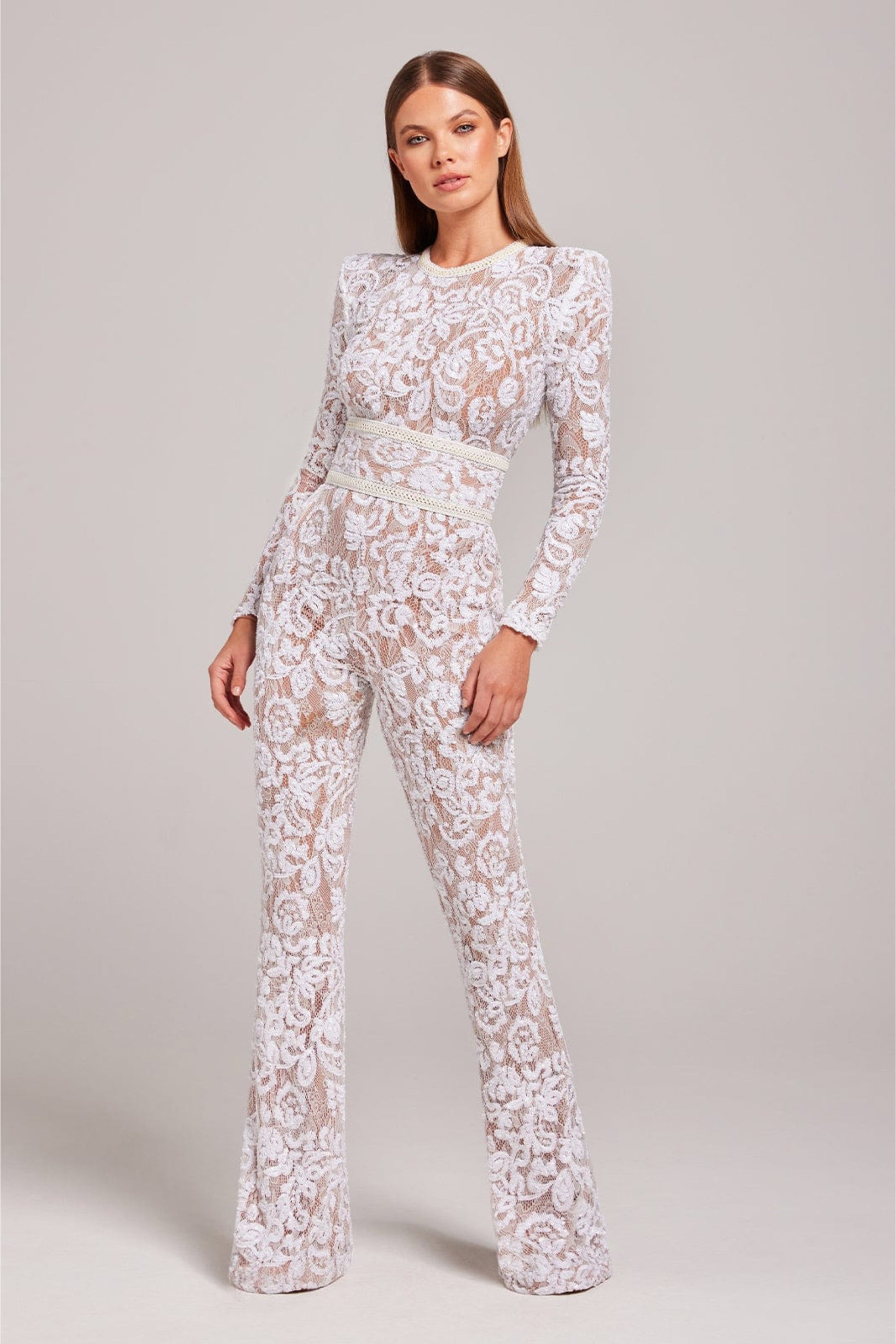 NOUVEAU RICHE Damen Jumpsuit Aus Spitze Mit Gürtel Lange Ärmel Volle Länge Tailliert Elegantes Design Für Galas Und Cocktailpartys Weiß