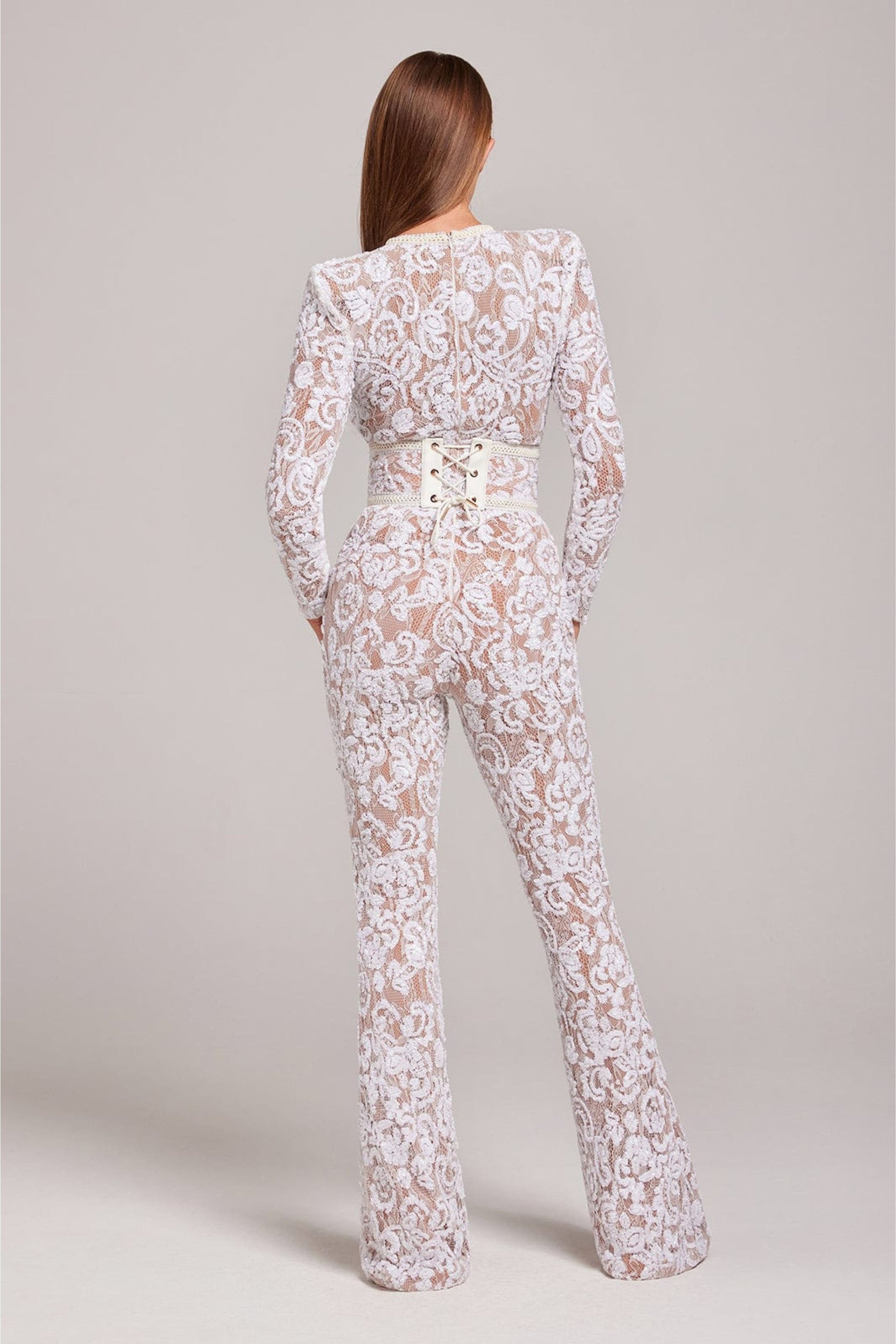 NOUVEAU RICHE Damen Jumpsuit Aus Spitze Mit Gürtel Lange Ärmel Volle Länge Tailliert Elegantes Design Für Galas Und Cocktailpartys