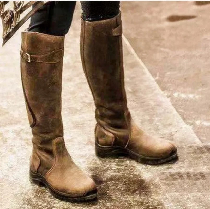 NOUVEAU RICHE Damen-Kniestiefel – mit Schnallenriemen und Robuster Sohle Braun