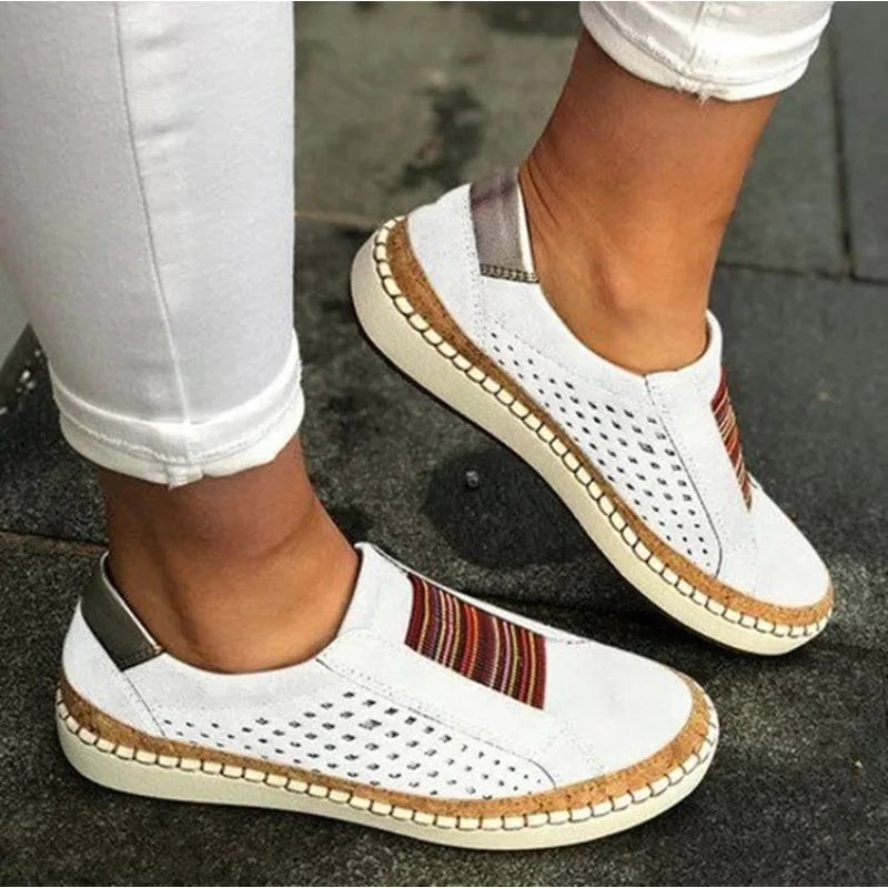 NOUVEAU RICHE Damen Slipper Atmungsaktives Perforiertes Obermaterial Gepolsterte Sohle Lässige Passform Ideal Für Alltag Und Freizeit Weiß