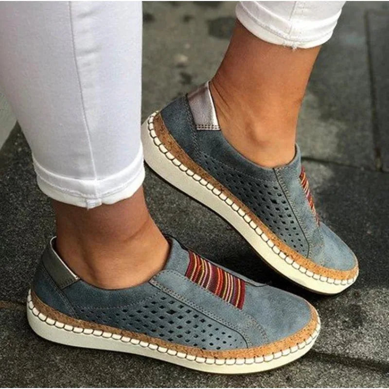 NOUVEAU RICHE Damen Slipper Atmungsaktives Perforiertes Obermaterial Gepolsterte Sohle Lässige Passform Ideal Für Alltag Und Freizeit Blau