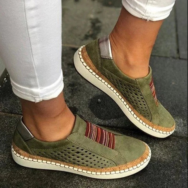 NOUVEAU RICHE Damen Slipper Atmungsaktives Perforiertes Obermaterial Gepolsterte Sohle Lässige Passform Ideal Für Alltag Und Freizeit Grün