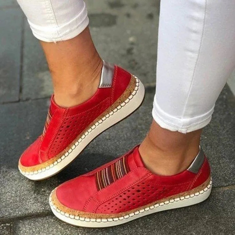 NOUVEAU RICHE Damen Slipper Atmungsaktives Perforiertes Obermaterial Gepolsterte Sohle Lässige Passform Ideal Für Alltag Und Freizeit Rot