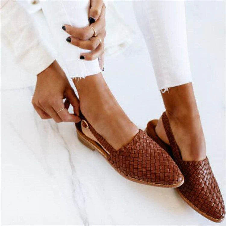NOUVEAU RICHE Damen Slipper Mit Gewebter Textur Und Spitzem Zehenbereich Für Komfort Und Stil Atmungsaktive Flache Schuhe Braun