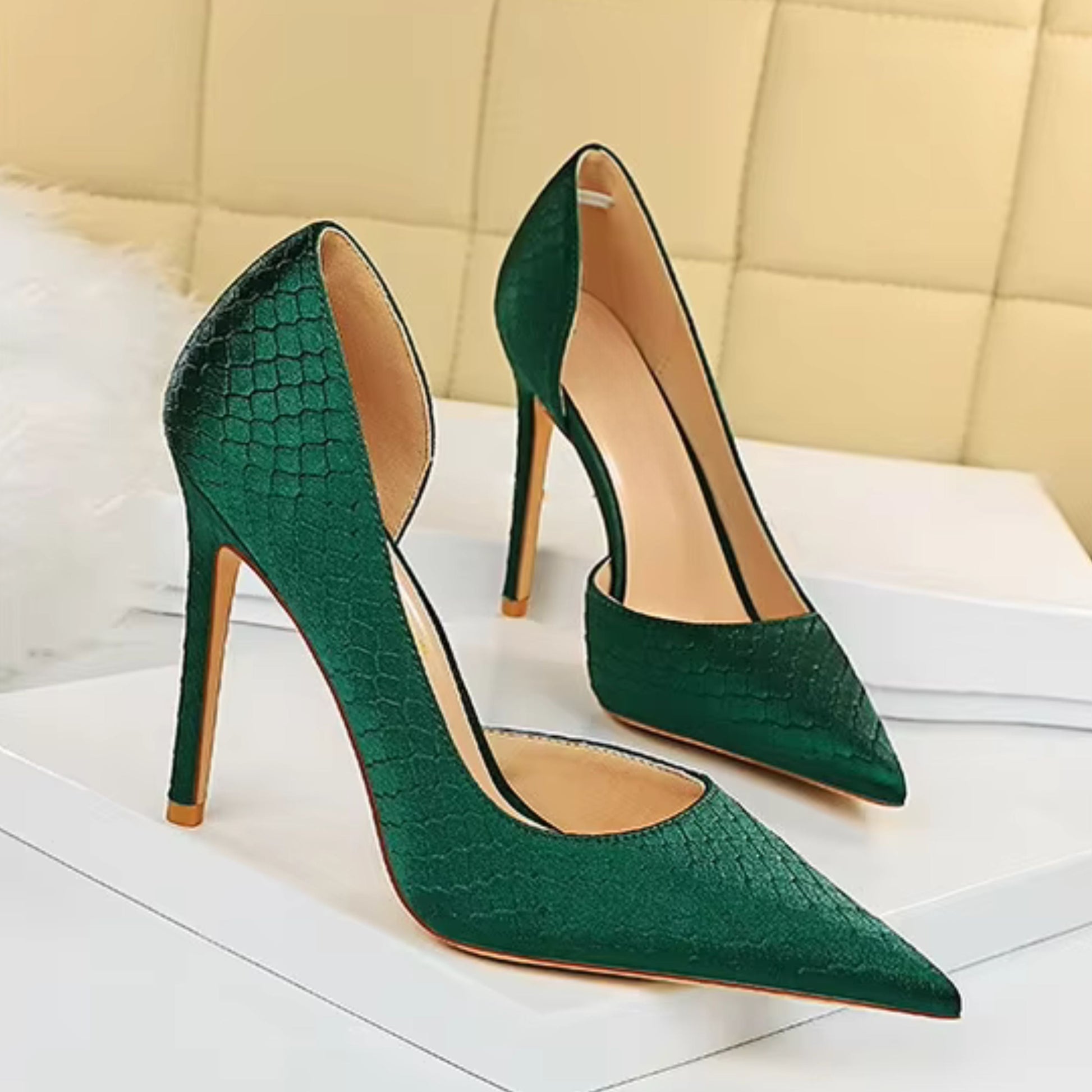 NOUVEAU RICHE Damen Stilettos Mit Spitz Zehenpartie Und Strukturiertem Luxus Finish Elegante Slip On Passform Für Ein Raffiniertes Auftreten