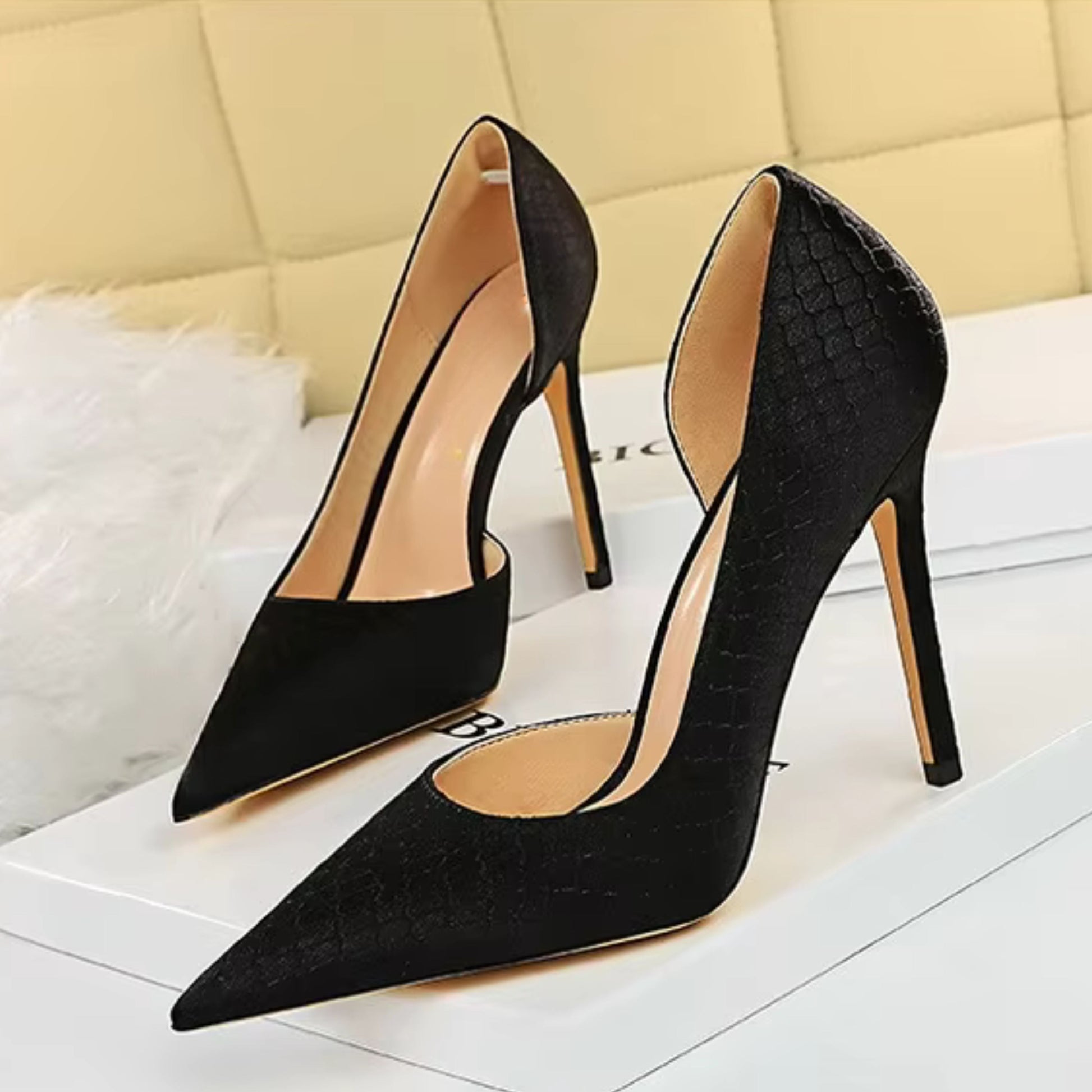 NOUVEAU RICHE Damen Stilettos Mit Spitz Zehenpartie Und Strukturiertem Luxus Finish Elegante Slip On Passform Für Ein Raffiniertes Auftreten