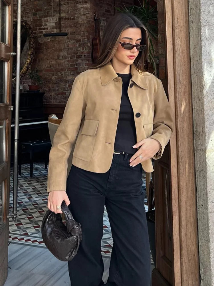 NOUVEAU RICHE Damen Wildlederjacke mit Knopfverschluss Kurzer Stil Maßgeschneiderte Passform und Vordertaschen für Elegante Outfits Khaki