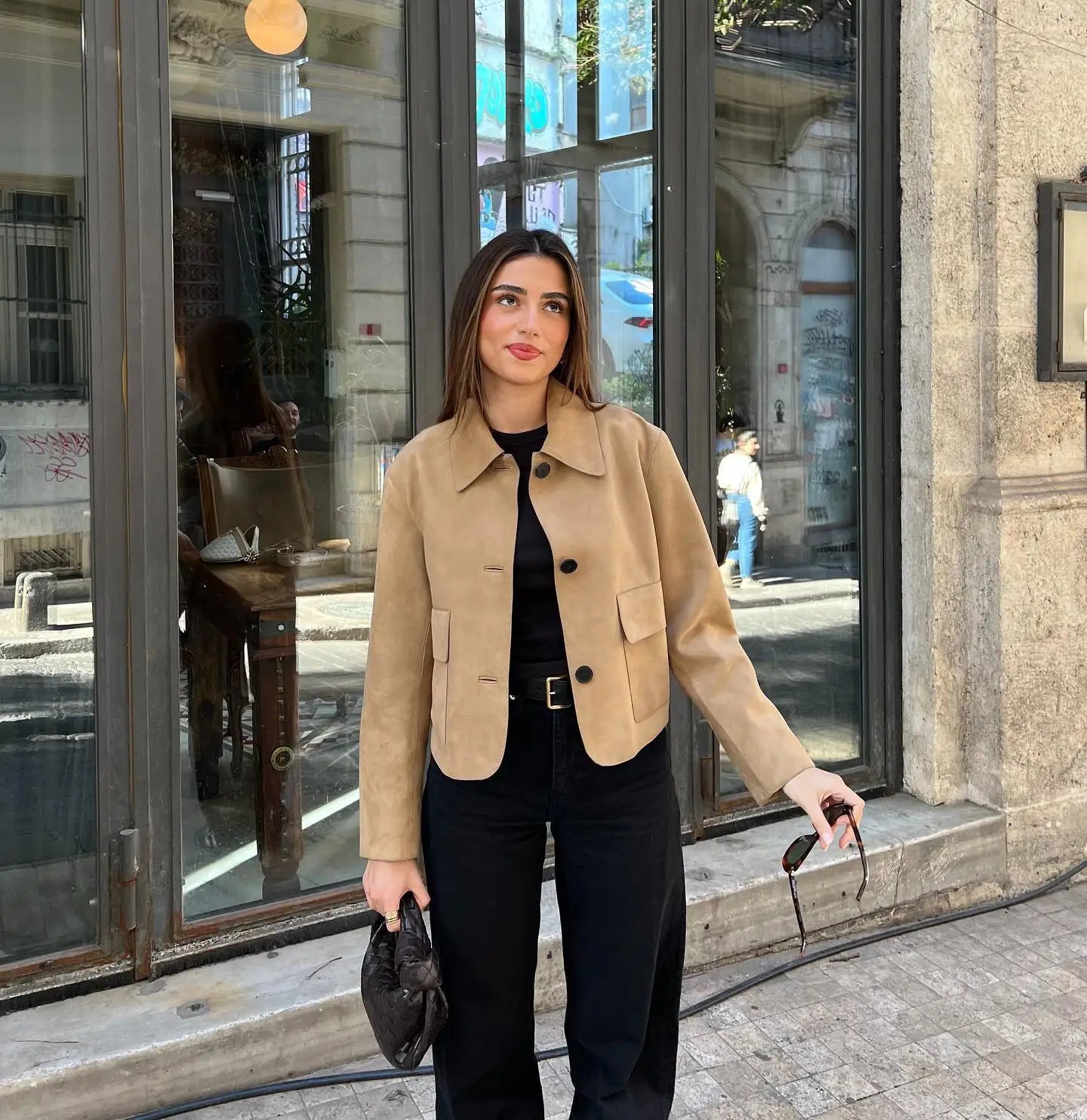 NOUVEAU RICHE Damen Wildlederjacke mit Knopfverschluss Kurzer Stil Maßgeschneiderte Passform und Vordertaschen für Elegante Outfits