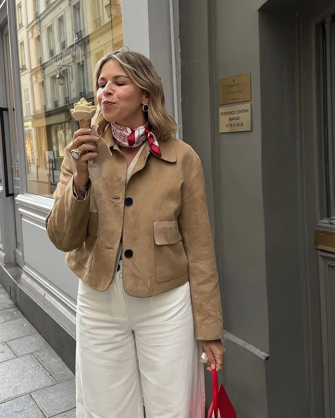 NOUVEAU RICHE Damen Wildlederjacke mit Knopfverschluss Kurzer Stil Maßgeschneiderte Passform und Vordertaschen für Elegante Outfits