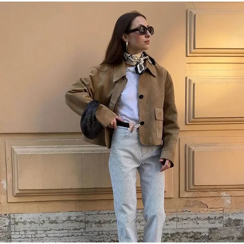 NOUVEAU RICHE Damen Wildlederjacke mit Knopfverschluss Kurzer Stil Maßgeschneiderte Passform und Vordertaschen für Elegante Outfits