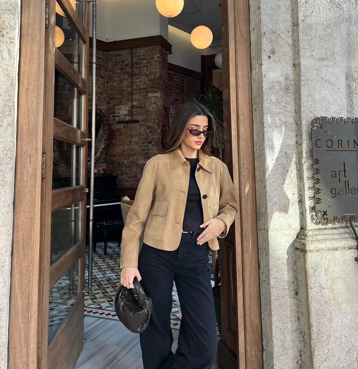NOUVEAU RICHE Damen Wildlederjacke mit Knopfverschluss Kurzer Stil Maßgeschneiderte Passform und Vordertaschen für Elegante Outfits