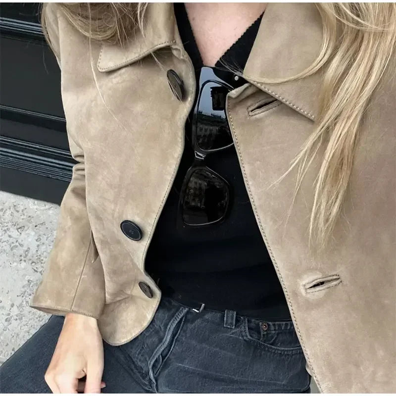 NOUVEAU RICHE Damen Wildlederjacke mit Knopfverschluss Kurzer Stil Maßgeschneiderte Passform und Vordertaschen für Elegante Outfits