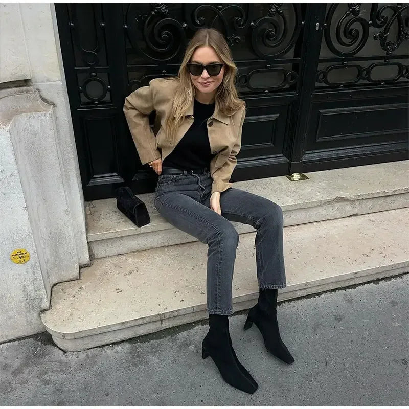 NOUVEAU RICHE Damen Wildlederjacke mit Knopfverschluss Kurzer Stil Maßgeschneiderte Passform und Vordertaschen für Elegante Outfits