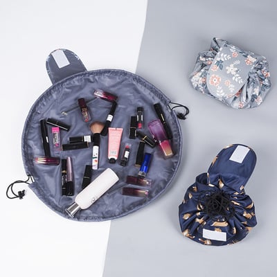 NOUVEAU RICHE Damen Kosmetiktasche Mit Kordelzug Flach Ausbreiten Zeigt Beauty-Produkt