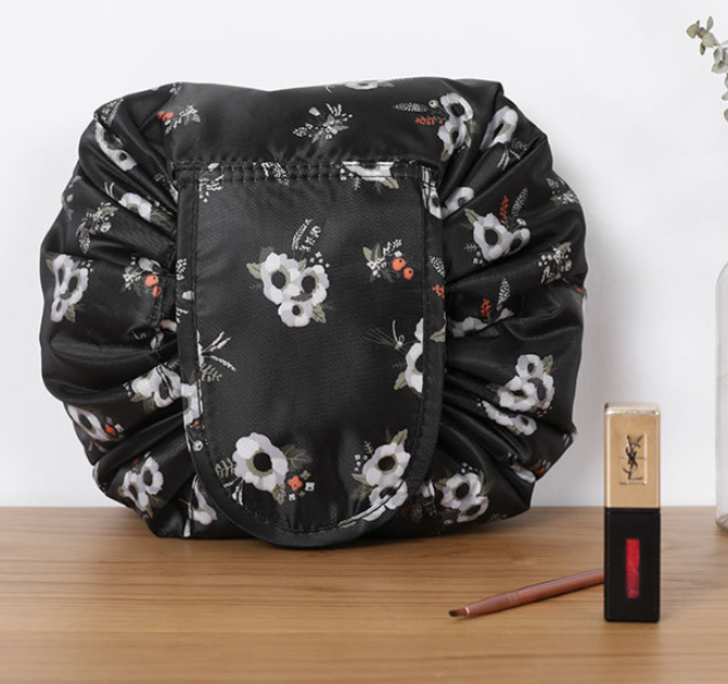 NOUVEAU RICHE Damen Kosmetiktasche Mit Kordelzug Flach Ausbreiten Zeigt Beauty-Produkt Schwarze Blume