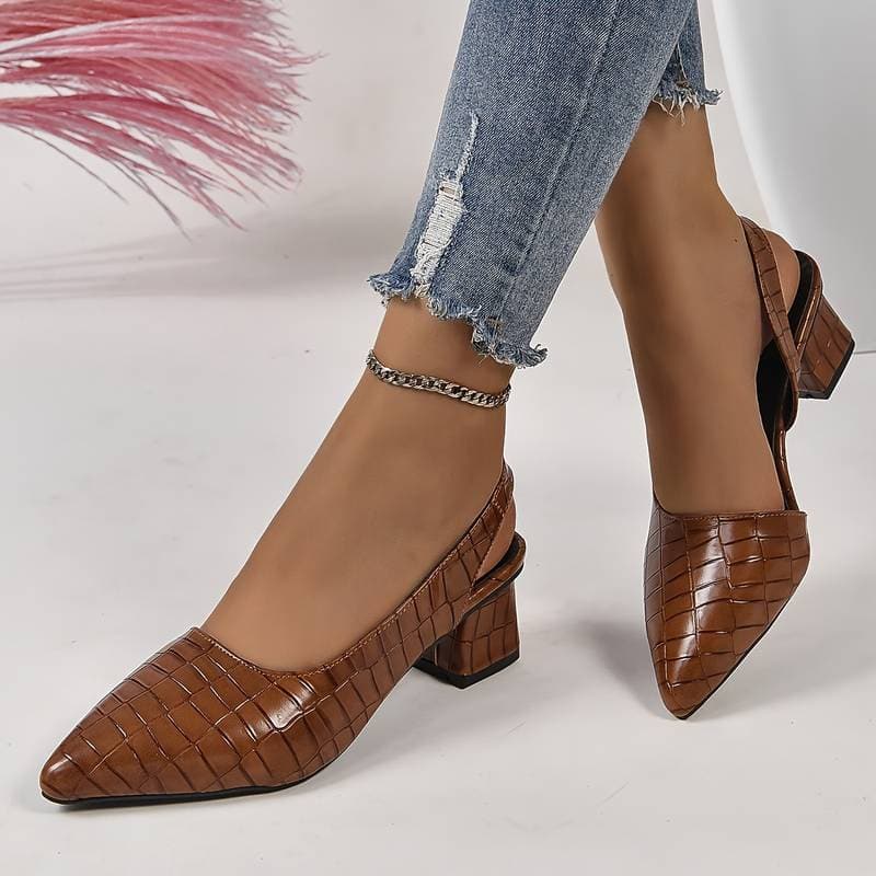 NOUVEAU RICHE Damen Slingback Pumps mit Krokodilprägung und spitzer Zehenpartie für elegante Looks mit mittlerem Blockabsatz und komfortabler Passform Braun