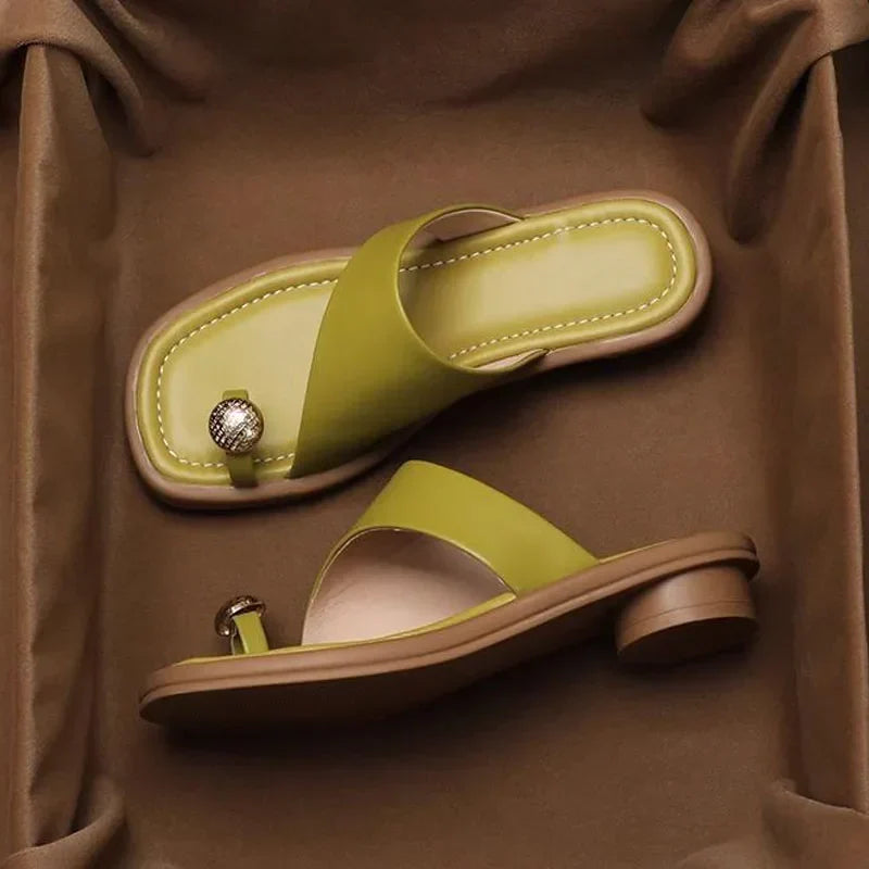 NOUVEAU RICHE Damen Blockabsatz-Sandalen – Eckige Spitze & Verstellbare Riemen Grün