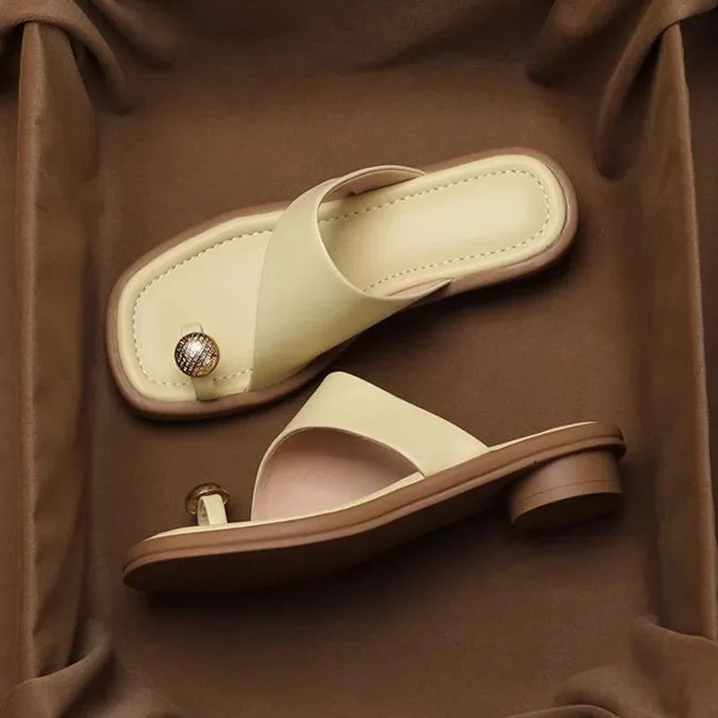 NOUVEAU RICHE Damen Blockabsatz-Sandalen – Eckige Spitze & Verstellbare Riemen Creme