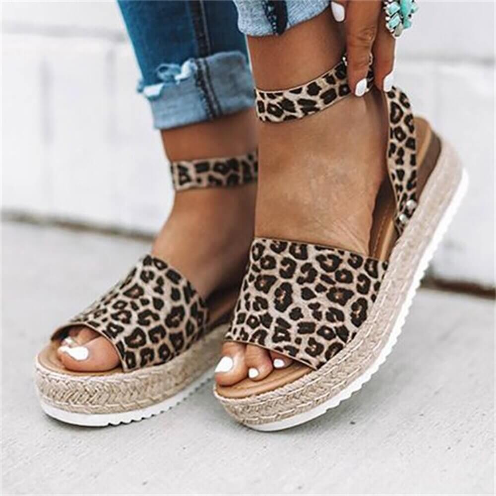 NOUVEAU RICHE Damen Sommersandalen Offene Zehen Fesselriemen 5cm Plateau Leopard