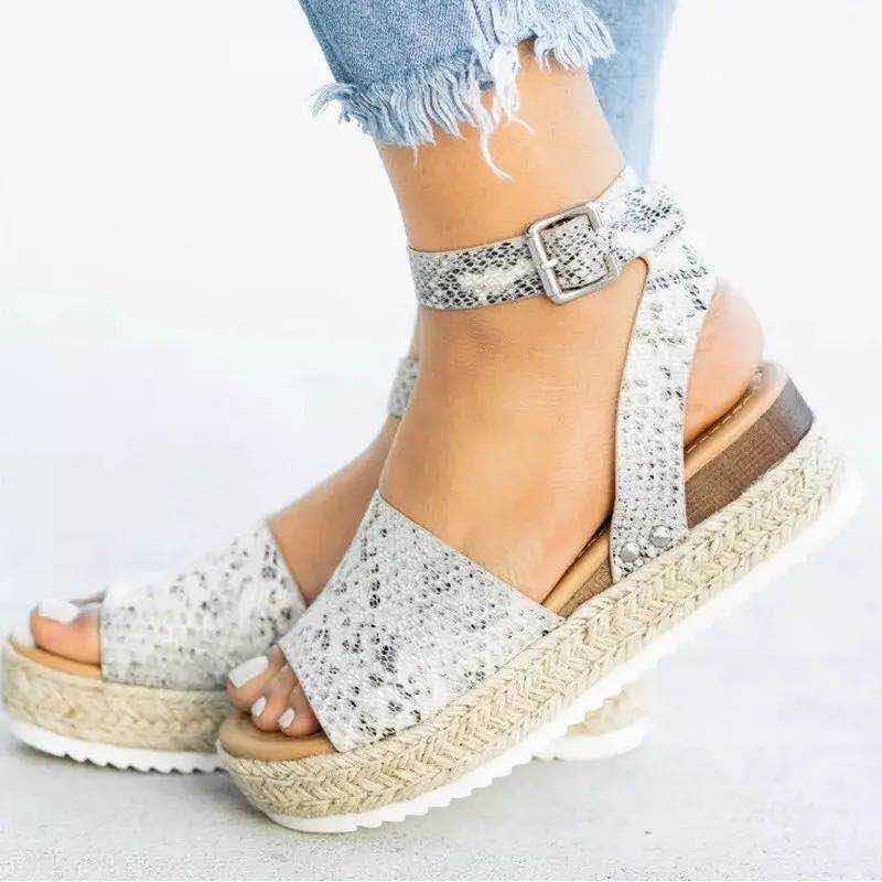 NOUVEAU RICHE Damen Sommersandalen Offene Zehen Fesselriemen 5cm Plateau Serpentine