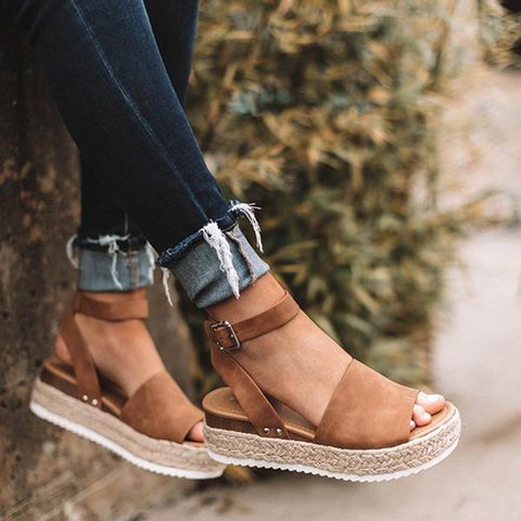 NOUVEAU RICHE Damen Sommersandalen Offene Zehen Fesselriemen 5cm Plateau Braun