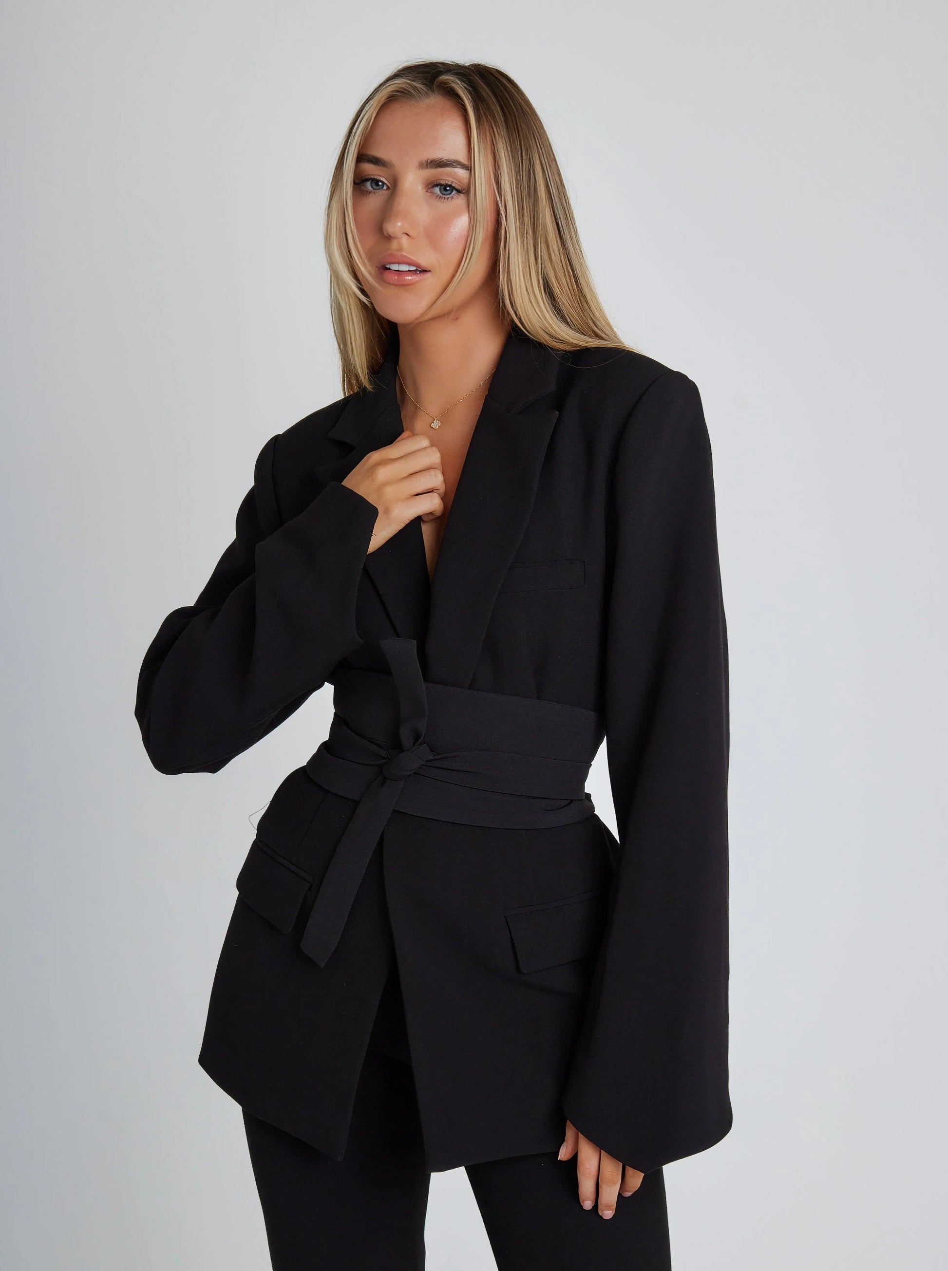 NOUVEAU RICHE Damenblazer Mit Taillierter Passform Und Breitem Gürtel Strukturierte Schultern Für Abendgarderobe Und Formelle Anlässe Schwarz