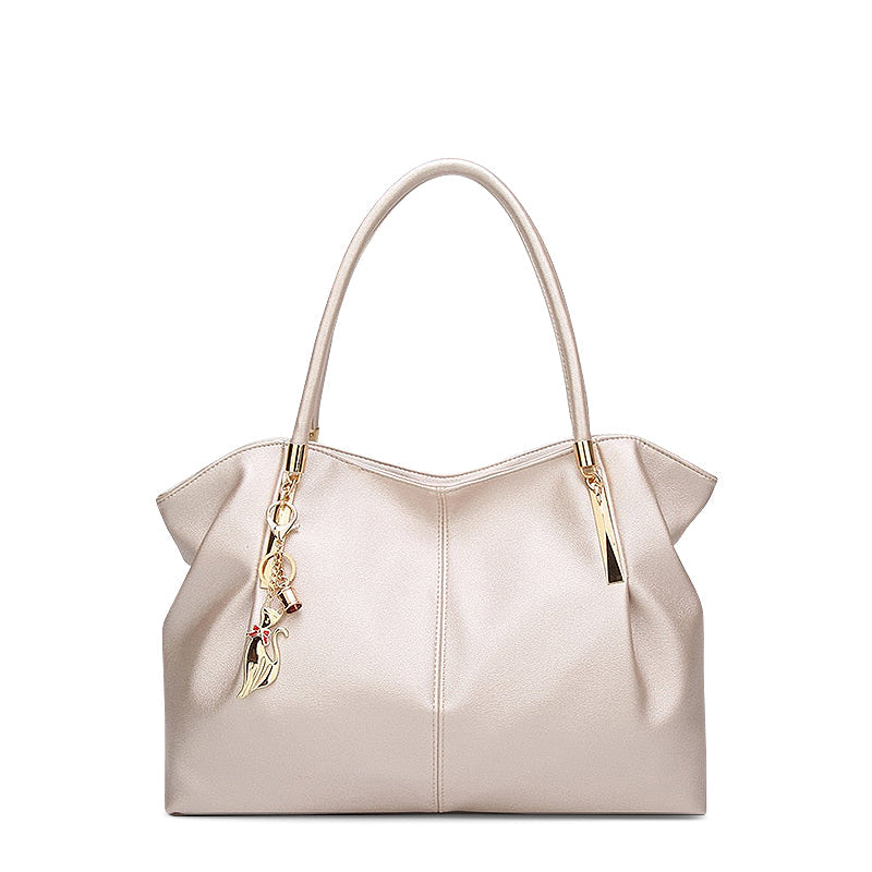NOUVEAU RICHE Handtasche Aus Hochwertigem Veganem Leder Mit Weichem Innenfutter Und Goldfarbenen Metallelementen Beige