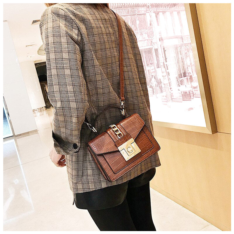 NOUVEAU RICHE Elegante Handtasche Aus Hochwertigem Veganem Leder Mit Weichem Innenfutter Und Goldfarbenen Elementen Für Stilvolle Auftritte