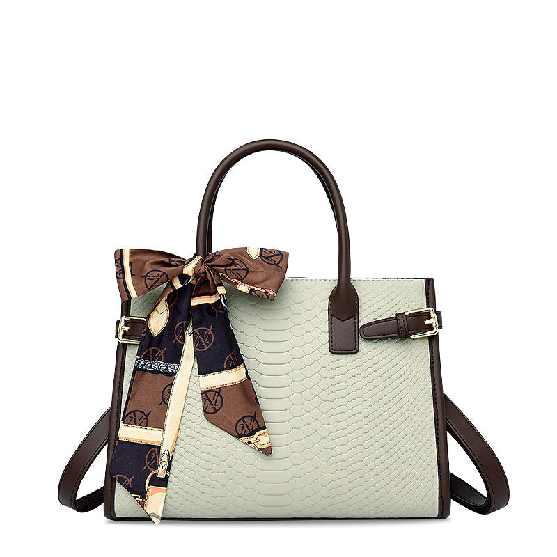 NOUVEAU RICHE Handtasche Aus Hochwertigem Veganem Leder Mit Goldfarbenen Metallteilen 28 cm Stilvolles Und Funktionales Accessoire Ideal Für Jedes Outfit Grün