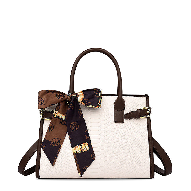 NOUVEAU RICHE Handtasche Aus Hochwertigem Veganem Leder Mit Goldfarbenen Metallteilen 28 cm Stilvolles Und Funktionales Accessoire Ideal Für Jedes Outfit Weiß