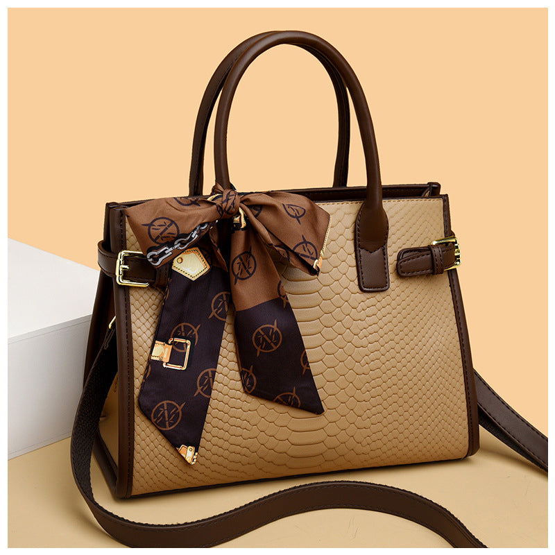 NOUVEAU RICHE Handtasche Aus Hochwertigem Veganem Leder Mit Goldfarbenen Metallteilen 28 cm Stilvolles Und Funktionales Accessoire Ideal Für Jedes Outfit