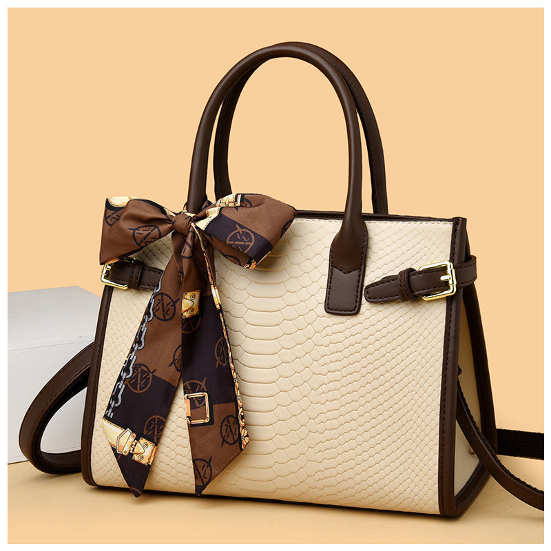 NOUVEAU RICHE Handtasche Aus Hochwertigem Veganem Leder Mit Goldfarbenen Metallteilen 28 cm Stilvolles Und Funktionales Accessoire Ideal Für Jedes Outfit