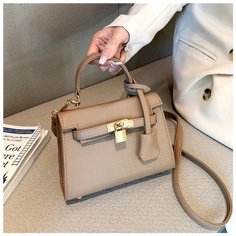 NOUVEAU RICHE Stilvolle Handtasche Aus Hochwertigem Veganem Leder Mit Weichem Innenfutter Und Goldfarbenen Metallteilen