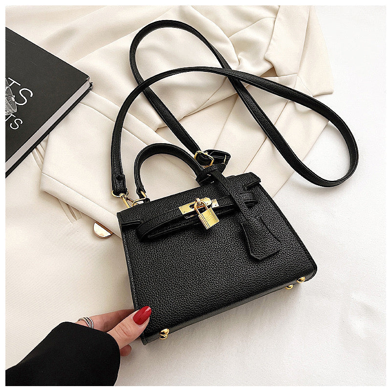 NOUVEAU RICHE Stilvolle Handtasche Aus Hochwertigem Veganem Leder Mit Weichem Innenfutter Und Goldfarbenen Metallteilen