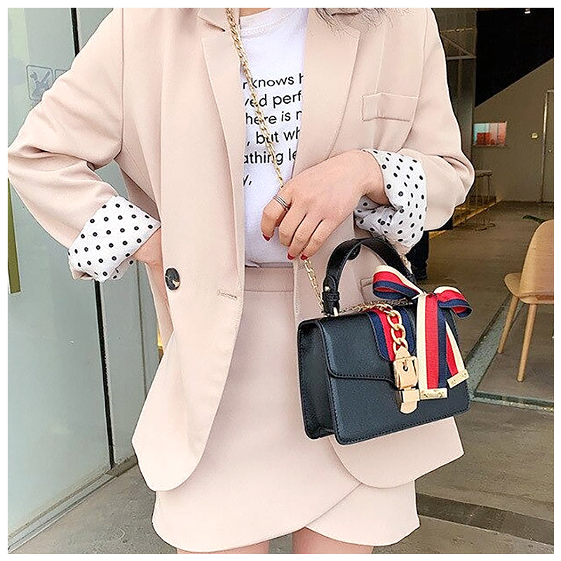 NOUVEAU RICHE Stylische Crossbody Tasche Aus Hochwertigem Veganem Leder Mit Weichem Innenfutter Und Goldfarbenen Metallakzenten
