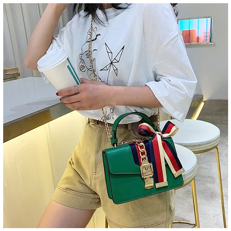 NOUVEAU RICHE Stylische Crossbody Tasche Aus Hochwertigem Veganem Leder Mit Weichem Innenfutter Und Goldfarbenen Metallakzenten