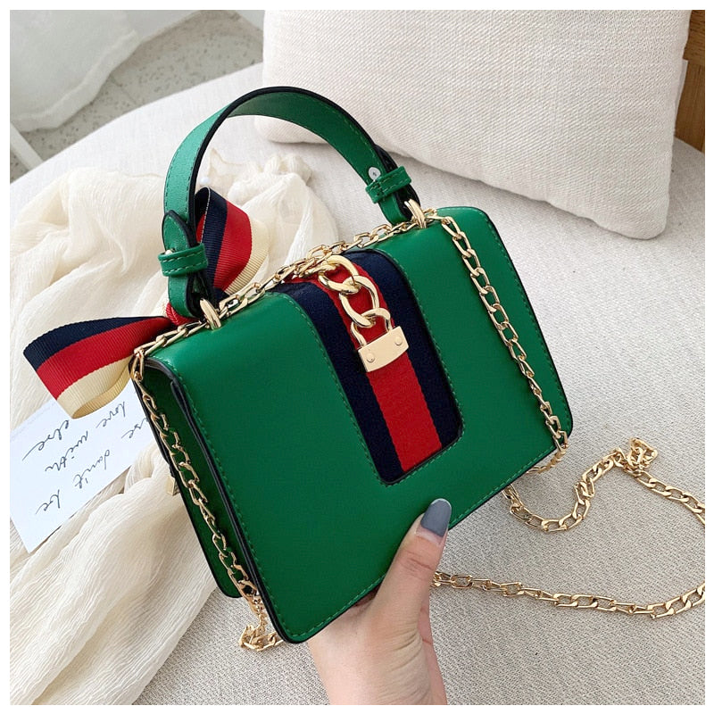 NOUVEAU RICHE Stylische Crossbody Tasche Aus Hochwertigem Veganem Leder Mit Weichem Innenfutter Und Goldfarbenen Metallakzenten
