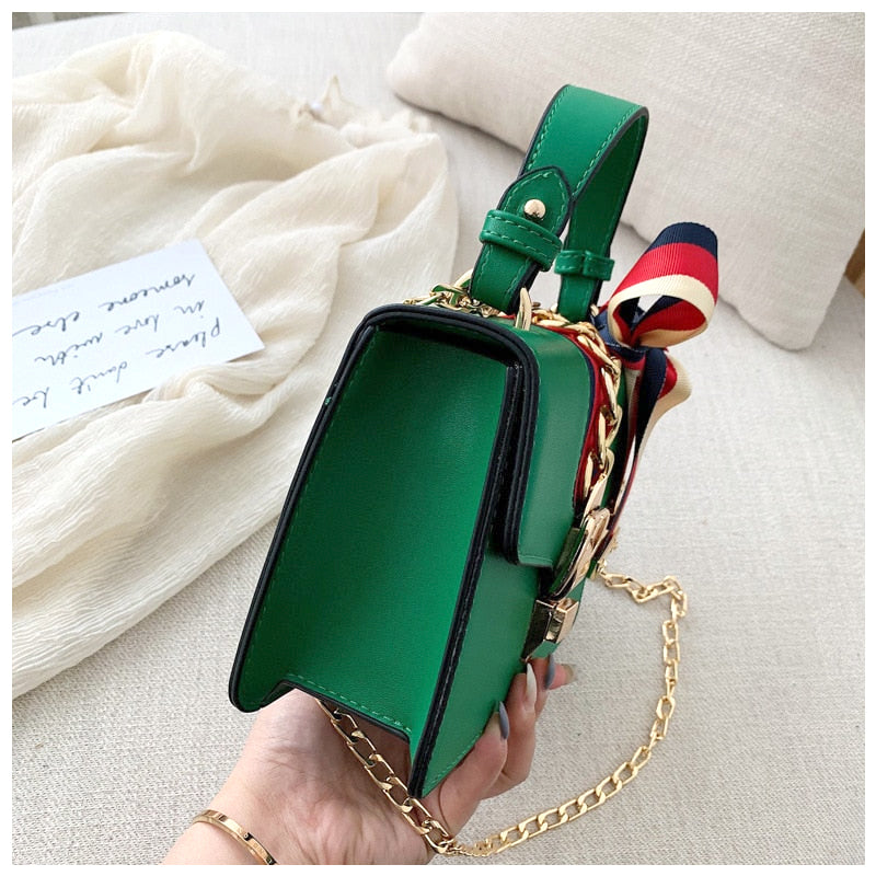 NOUVEAU RICHE Stylische Crossbody Tasche Aus Hochwertigem Veganem Leder Mit Weichem Innenfutter Und Goldfarbenen Metallakzenten