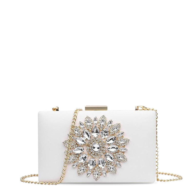 NOUVEAU RICHE Vegane Leder Clutch Tasche Mit Goldfarbenen Metallteilen Und Weichem Innenfutter Ideal Für Elegante Anlässe 21cm X 16cm Weiß | 2 noch auf Lager