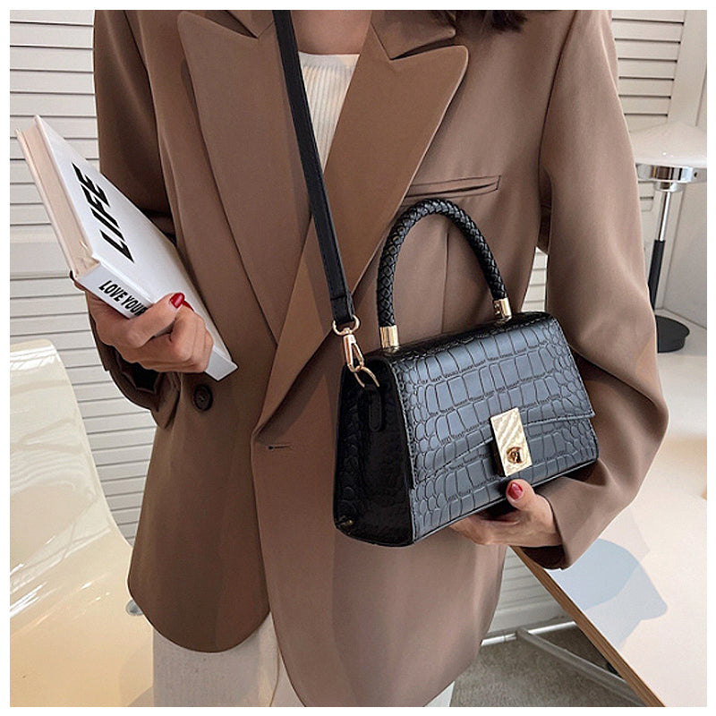 NOUVEAU RICHE Stilvolle Vegan Ledertasche Mit Goldfarbenen Metallteilen Ideal Für Jeden Anlass