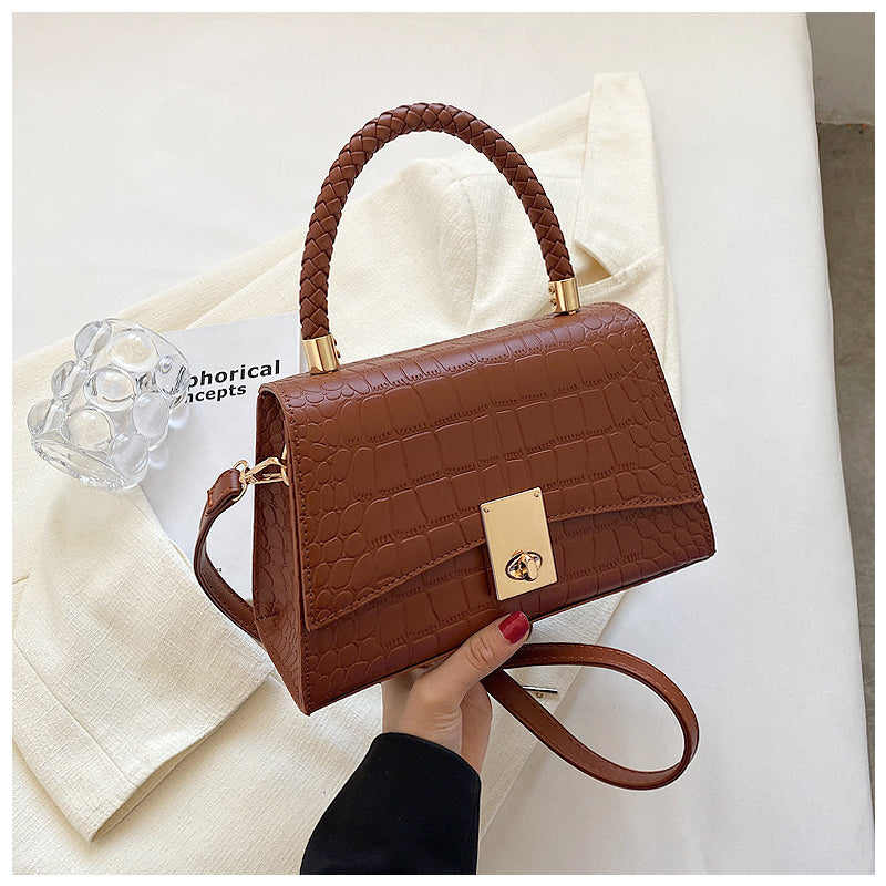 NOUVEAU RICHE Stilvolle Vegan Ledertasche Mit Goldfarbenen Metallteilen Ideal Für Jeden Anlass Braun