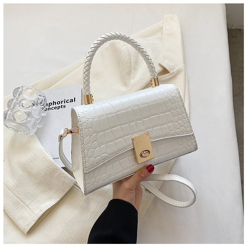 NOUVEAU RICHE Stilvolle Vegan Ledertasche Mit Goldfarbenen Metallteilen Ideal Für Jeden Anlass Beige