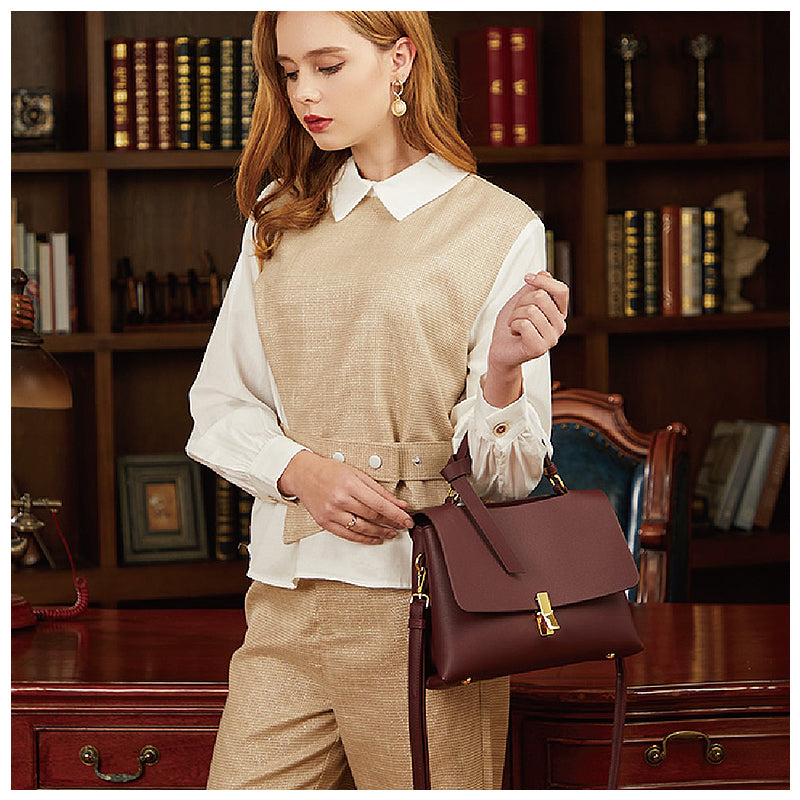 NOUVEAU RICHE Edle Handtasche Aus Hochwertigem Veganem Leder Mit Goldfarbenen Metallelementen Ideal Für Jeden Anlass