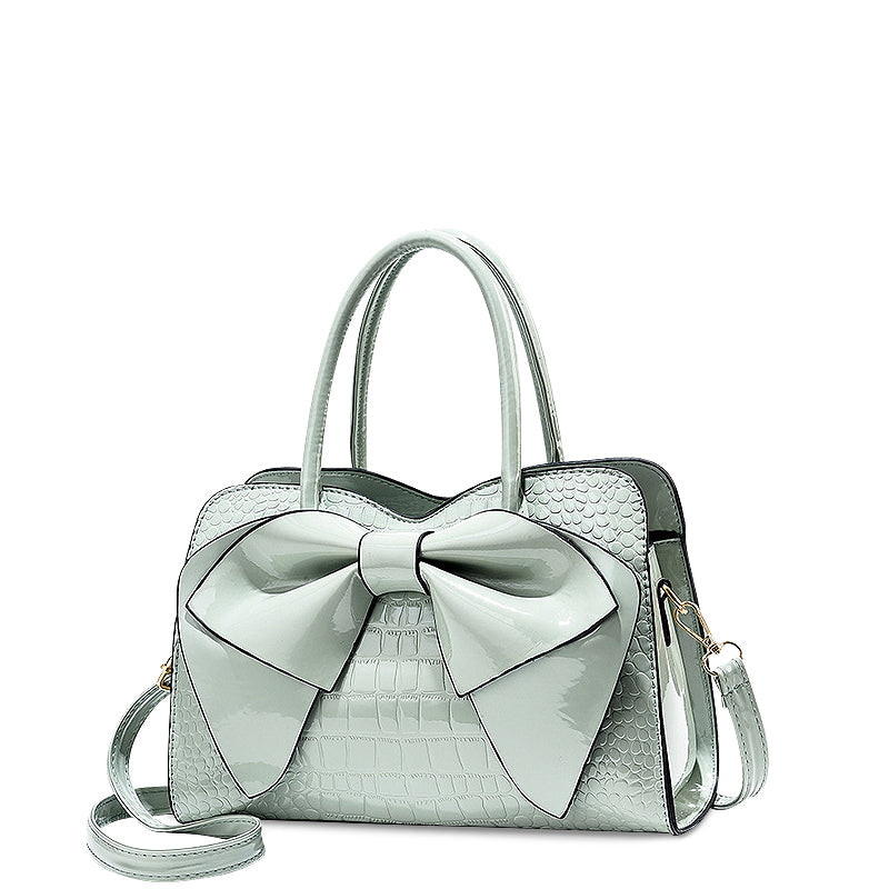 NOUVEAU RICHE Elegante Handtasche Aus Hochwertigem Veganem Leder Mit Weichem Innenfutter Und Goldfarbenen Metallen Hellgrün