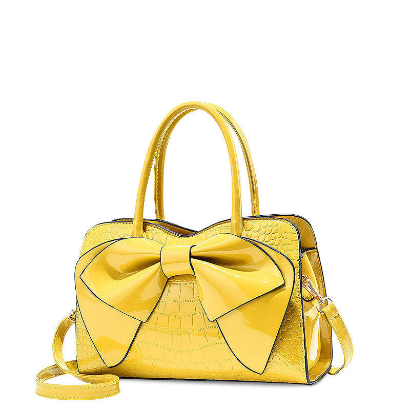 NOUVEAU RICHE Elegante Handtasche Aus Hochwertigem Veganem Leder Mit Weichem Innenfutter Und Goldfarbenen Metallen Gelb