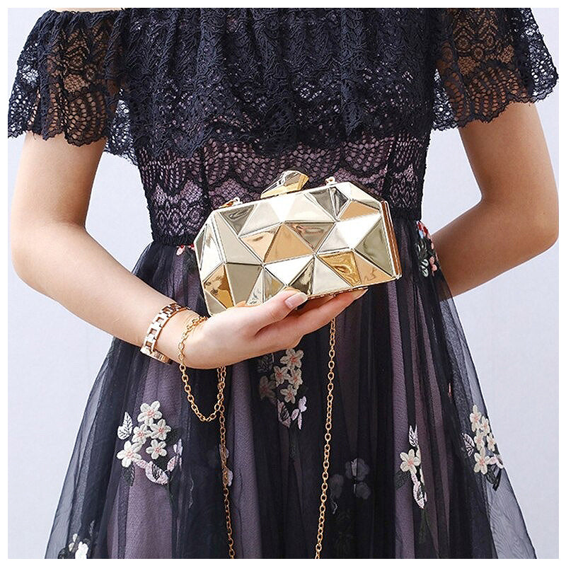NOUVEAU RICHE Vegan Leder Clutch Tasche Mit Goldfarbenen Metallteilen Und Weichem Innenfutter In 17 Zentimeter Breite Und 10 Zentimeter Höhe