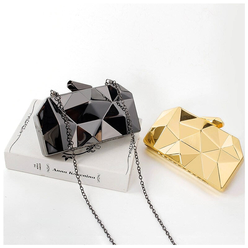 NOUVEAU RICHE Vegan Leder Clutch Tasche Mit Goldfarbenen Metallteilen Und Weichem Innenfutter In 17 Zentimeter Breite Und 10 Zentimeter Höhe
